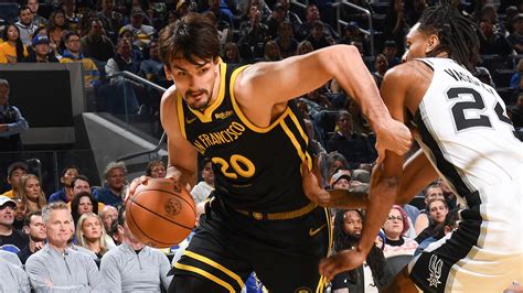 Warriors Hang On to Beat Spurs .